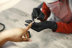 Europa proíbe substância utilizada nas unhas em gel; entenda