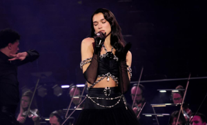 Dua Lipa aparece de havaianas e look tropical